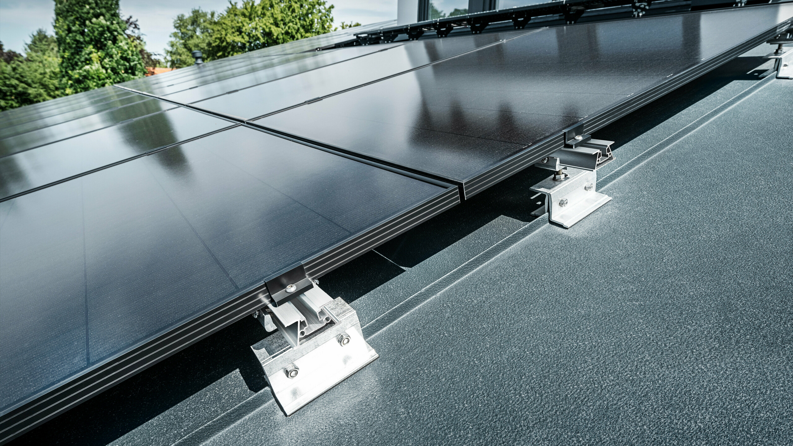 Krupni plan PREFA solarnog držača PREFALZ Vario na samostojećem krovu u antracit boji