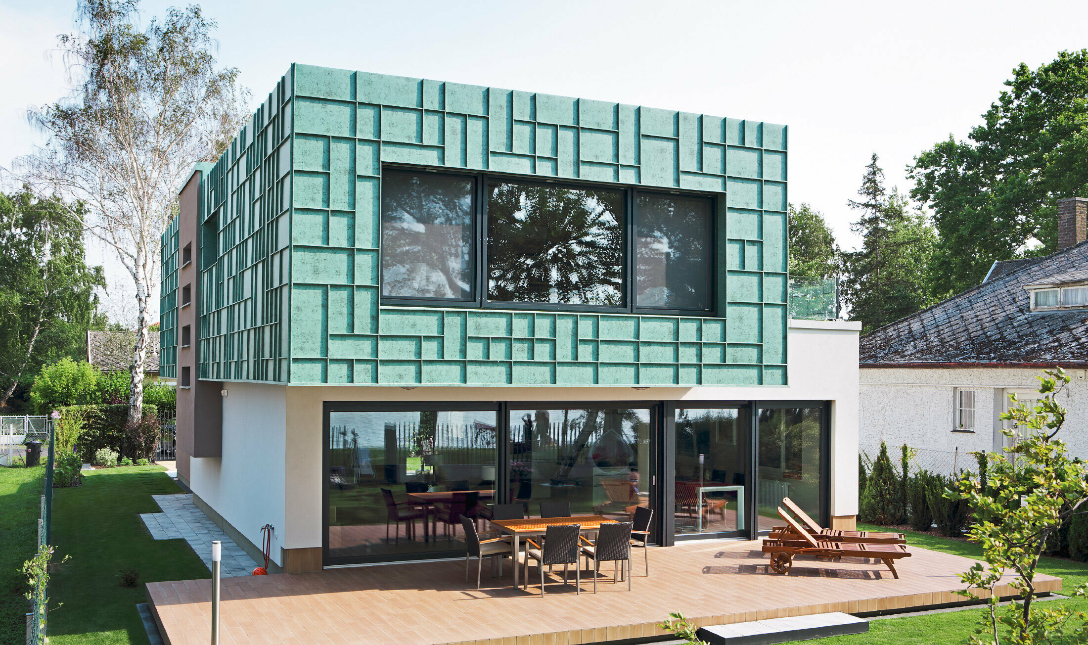 Moderna obiteljska kuća s fasadom otpornom na vremenske nepogode obložena PREFALZ sustavom u Patina zelenoj boji P.10.