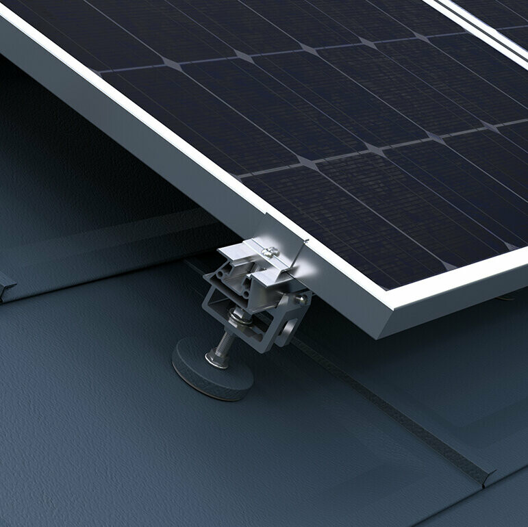 Prikazan je PREFA solarni montažni sustav koji pričvršćuje fotonaponske sustave na PREFA krovove.