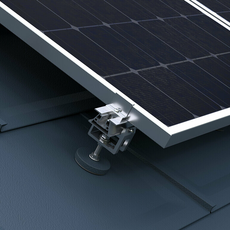 Zu sehen ist das PREFA Solarmontagesystem zur Befestigung von Photovoltaik-Anlagen auf PREFA Dächern.