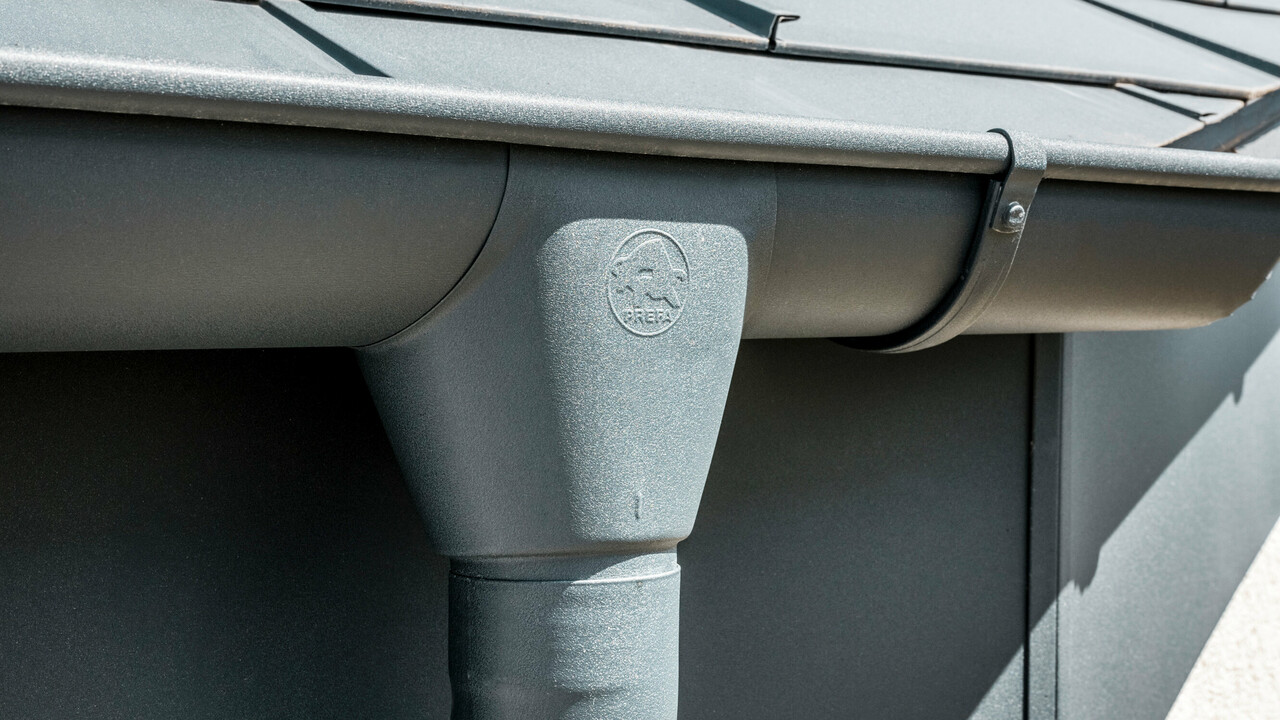 Obiteljska kuća u Newel-Besslichu s PREFA krovnim panelom R.16 i PREFA krovnim sustavom odvodnje u antracitnoj boji