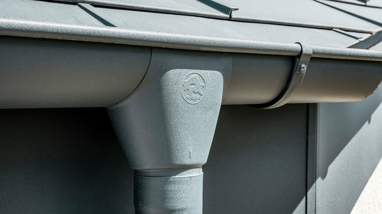 Obiteljska kuća u Newel-Besslichu s PREFA krovnim panelom R.16 i PREFA krovnim sustavom odvodnje u antracitnoj boji