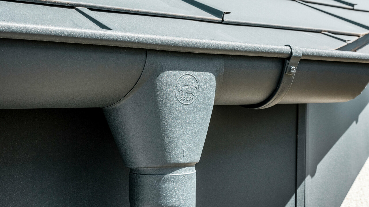 Obiteljska kuća u Newel-Besslichu s PREFA krovnim panelom R.16 i PREFA krovnim sustavom odvodnje u antracitnoj boji