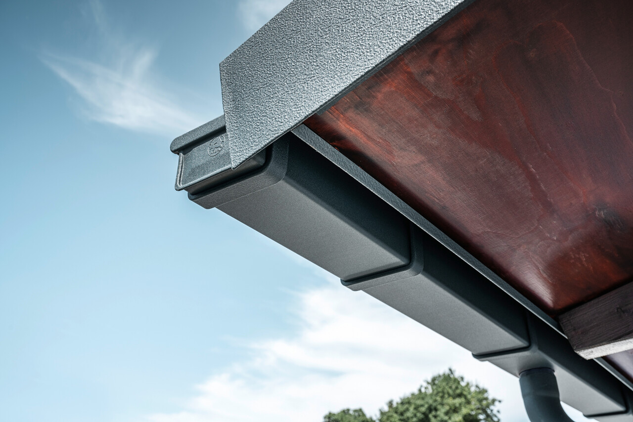 Detaljan prikaz PREFA sustava odvodnje krova u boji P.10 antracit na krovu obiteljske kuće u Dortmundu.