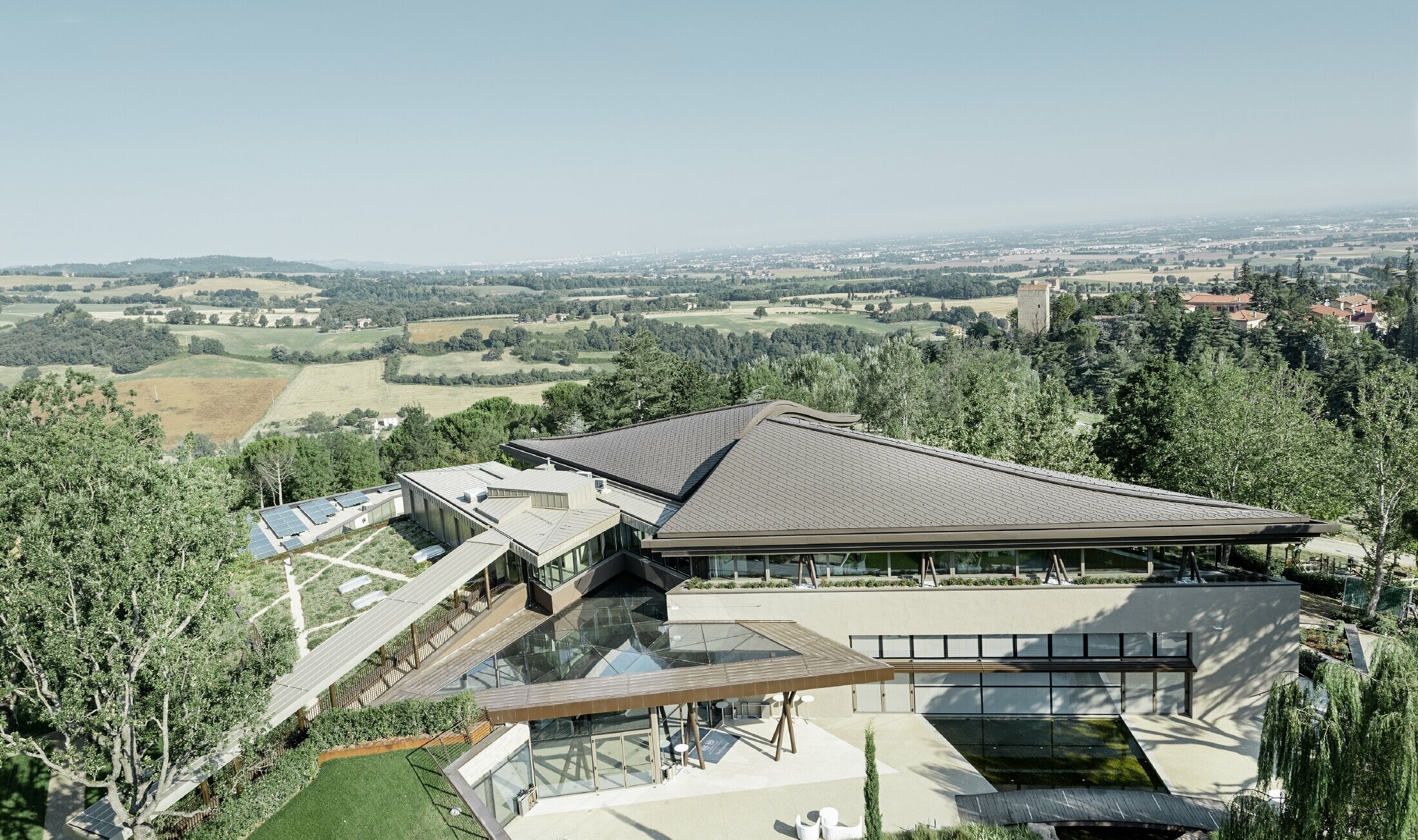 Palazzo golf terena Varignana s raskošnim PREFA aluminijskim krovom u smeđoj boji