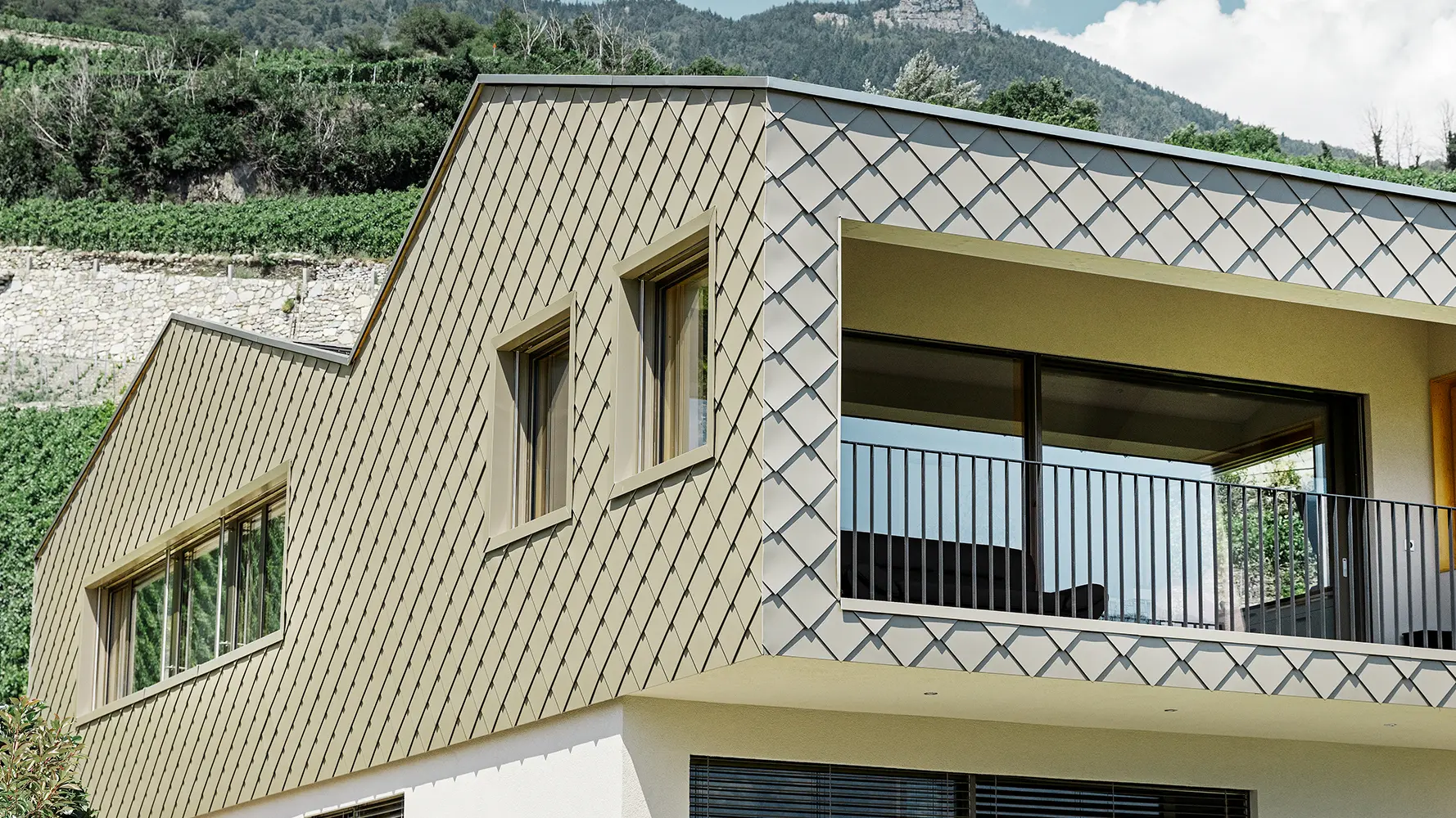 Obiteljska kuća u vinogradima s PREFA zidnim rombovima u boji bronce