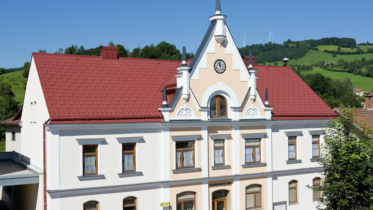 Općinski ured u Traisenu pokriven PREFA krovnom pločom i PREFA ležećim žlijebom (natkrovni žlijeb)