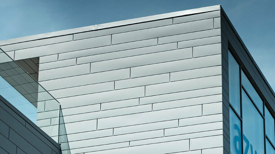 Na ovoj vanjskoj fasadi PREFA kazete Siding u P.10 svijetlo sivoj kombinirane su u različitim duljinama i širinama.
