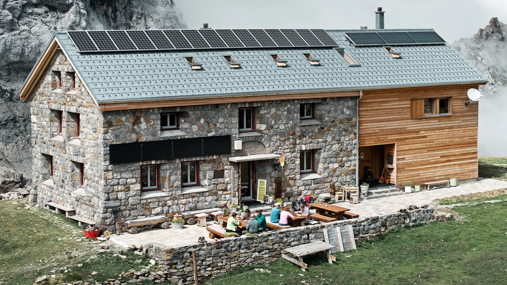 Claridenhütte na 2.457 m s PREFA krovnom pločom u P.10 kameno sivoj boji