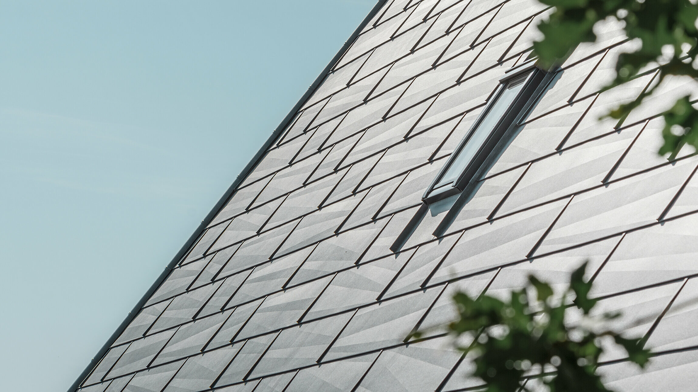 Snimak izbliza PREFA krovnog panela FX.12 u P.10 kameno sivoj boji.