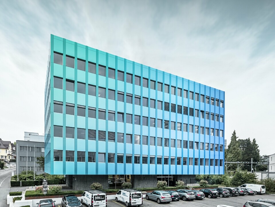 seitliche Ansicht des Wielandhauses in Aarau; Die Fassade ist mit der PREFABOND Verbundplatte aus Aluminium von PREFA verkleidet, die durch das besondere Beschichtungsverfahren in Blau-grün schimmert