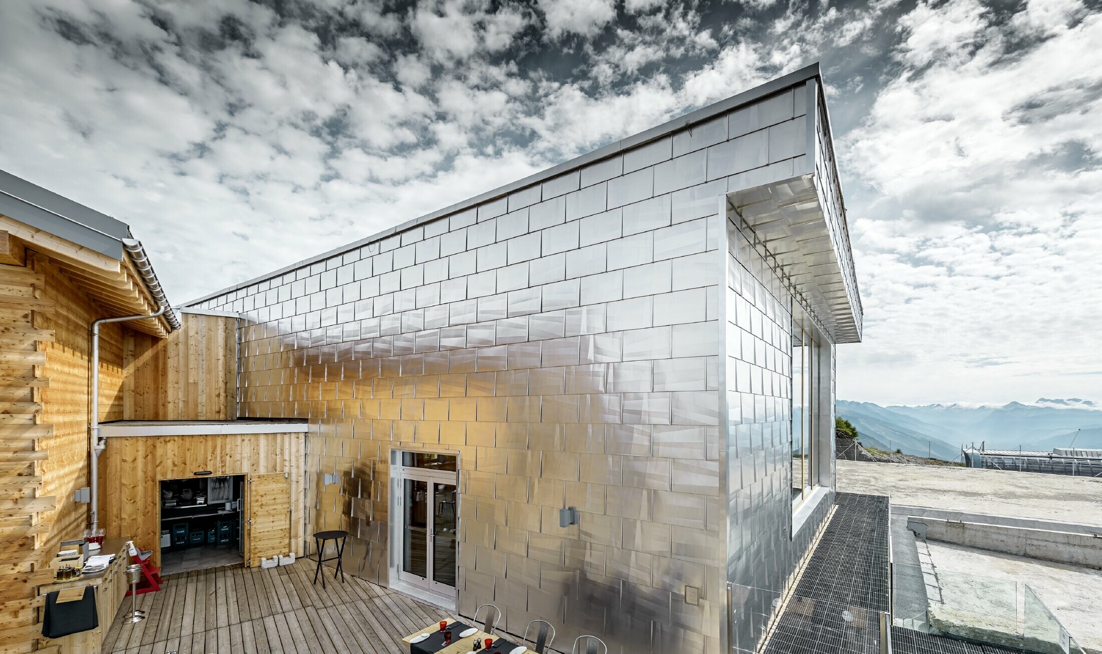 Svjetlucava aluminijska fasada u prirodnom aluminiju zgrade Cry D'Er Club d'Altitude u Švicarskoj; Fasada reflektira prekrasnu panoramu 360°.