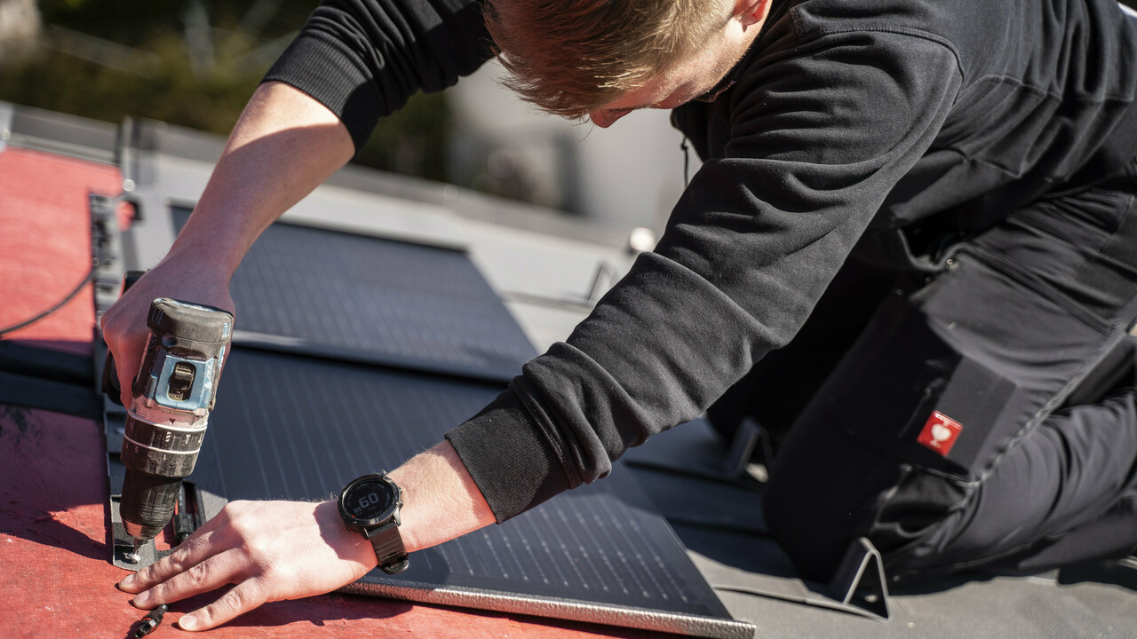 Djelatnik tvrtke PREFA postavlja solarnu krovnu ploču.