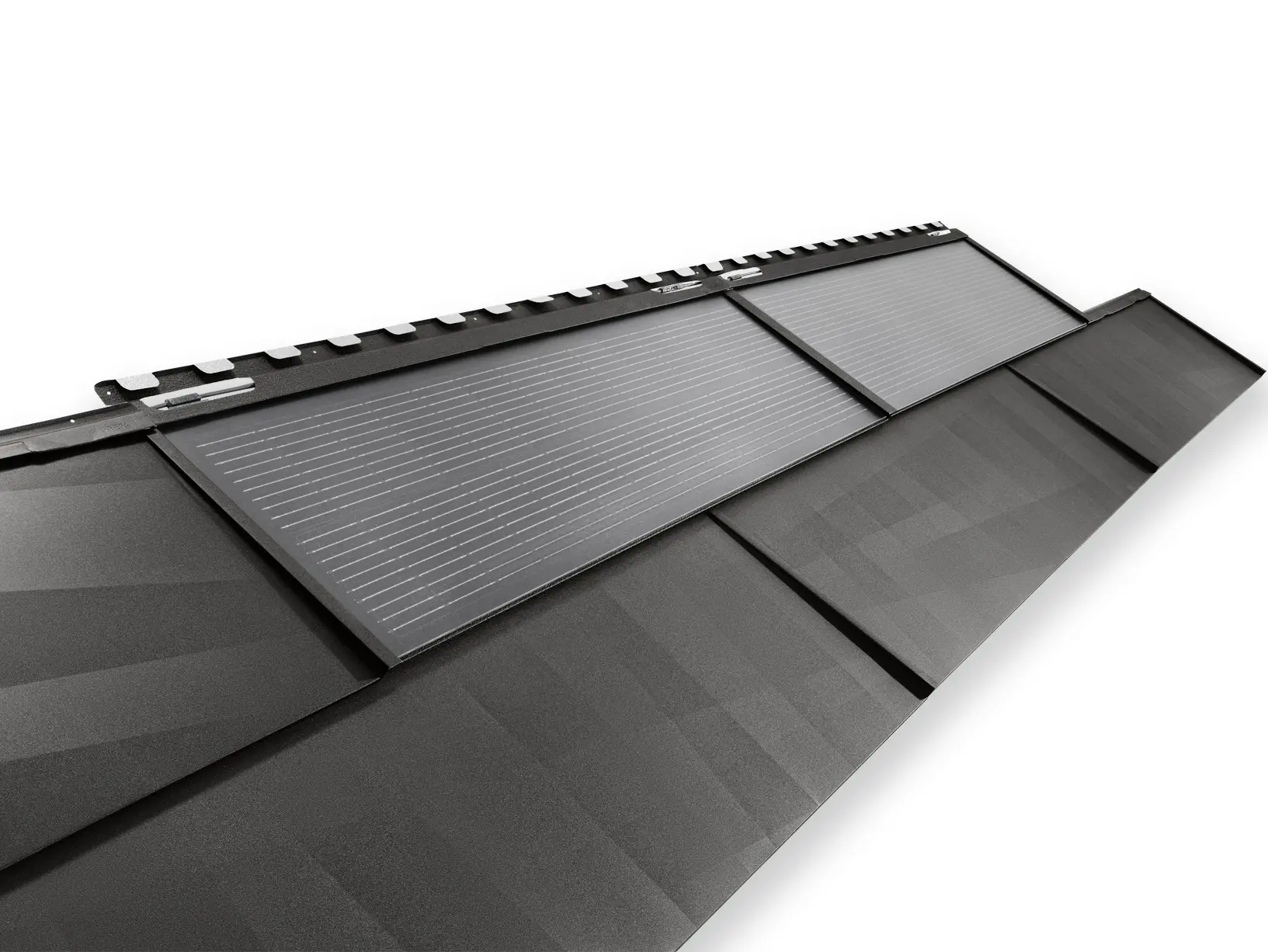 PREFA solarna krovna ploča velika i PREFA krovni panel FX.12 u P.10 crnoj boji