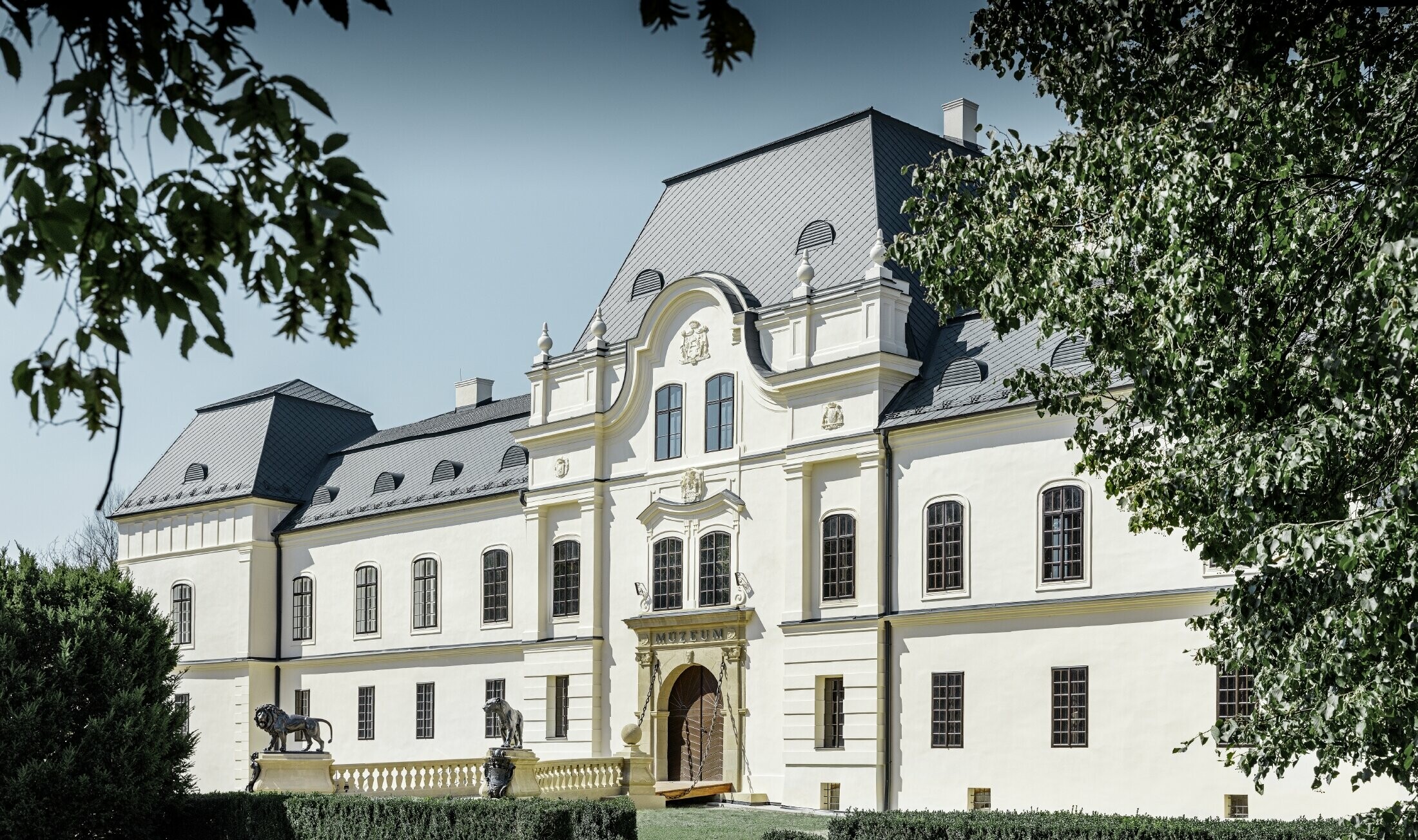 Zamak Humenné izgrađen je u stilu renesanse, a ponovo je pokriven PREFA krovnim rombovima u antracit boji
