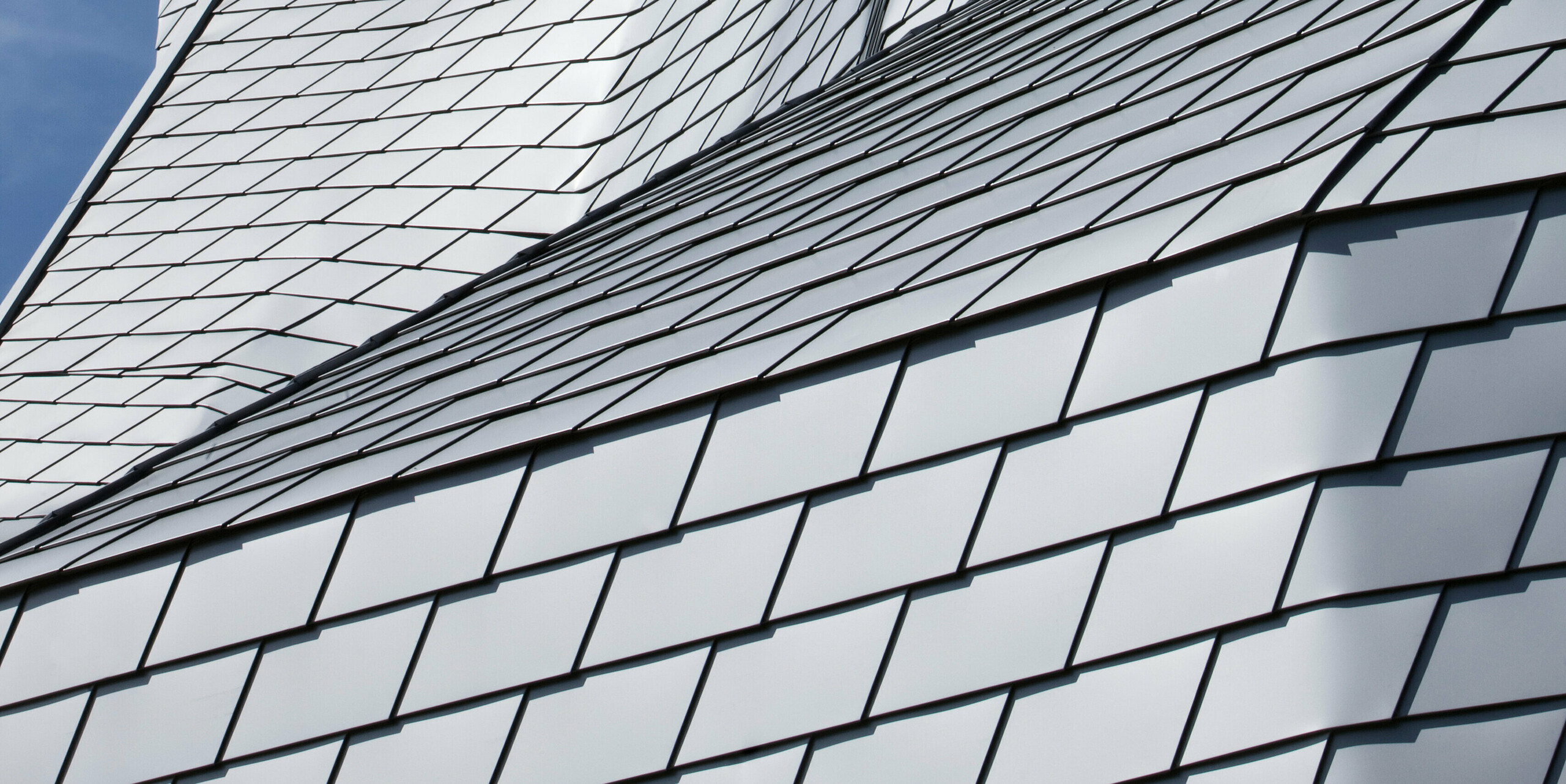 Detailaufnahme Rückseite Kletterturm Imst mit Aluminiumdach bzw. -fassade aus PREFA Dachschindeln in Silbermetallic