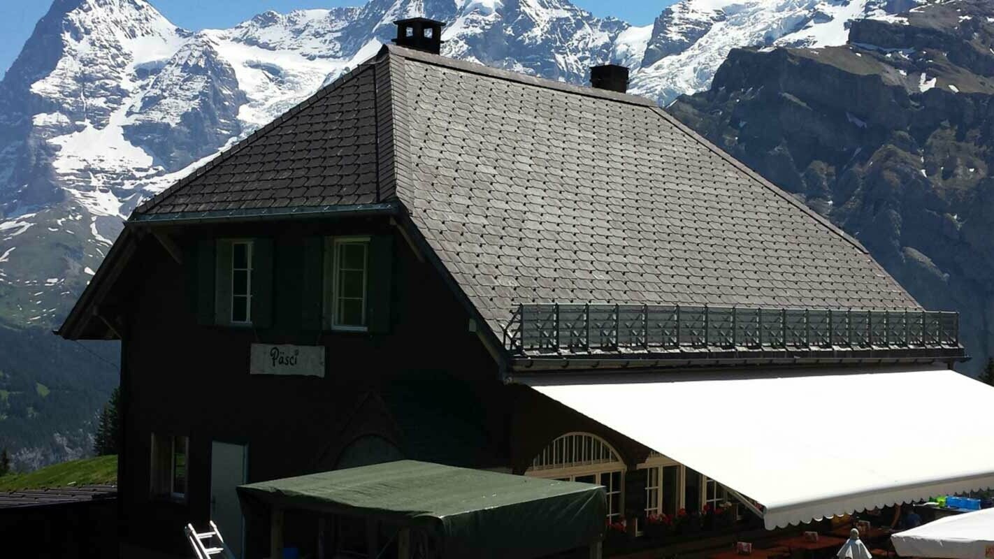 Prije sanacije dvostrešnog krova sa zasjekom planinarskog doma PREFA krovnom šindrom i snjegobranima