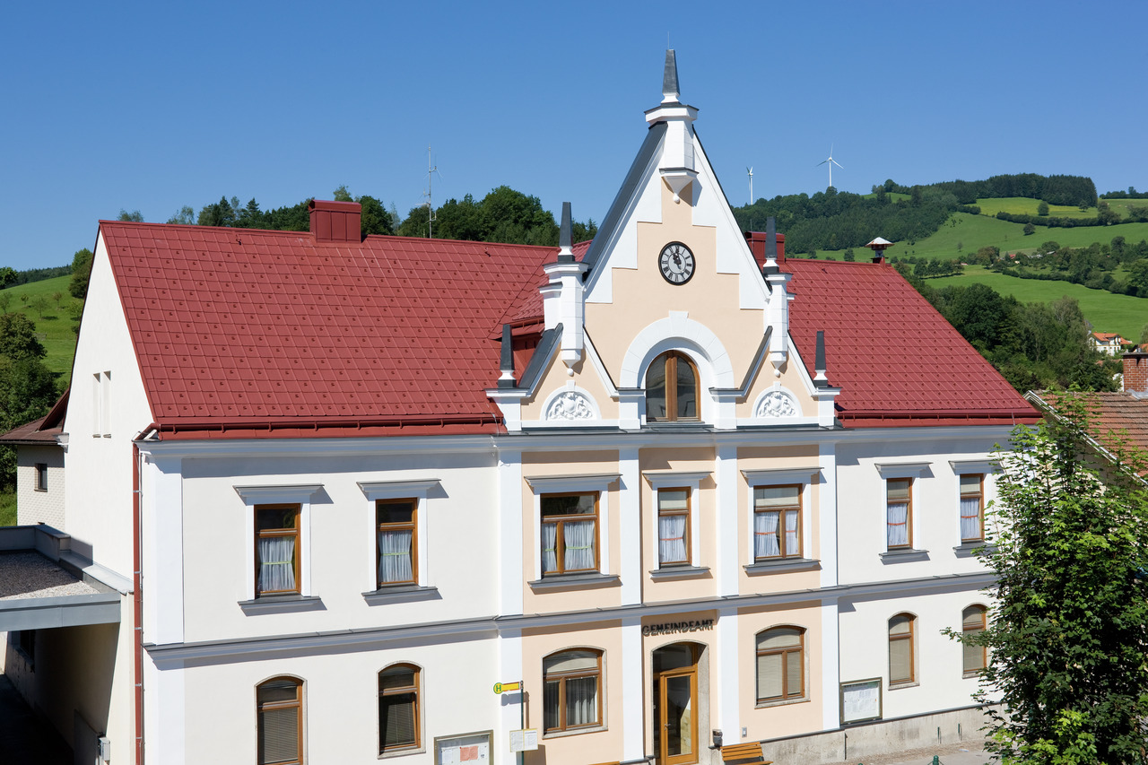 Općinski ured u Traisenu pokriven PREFA krovnom pločom i PREFA ležećim žlijebom (natkrovni žlijeb)