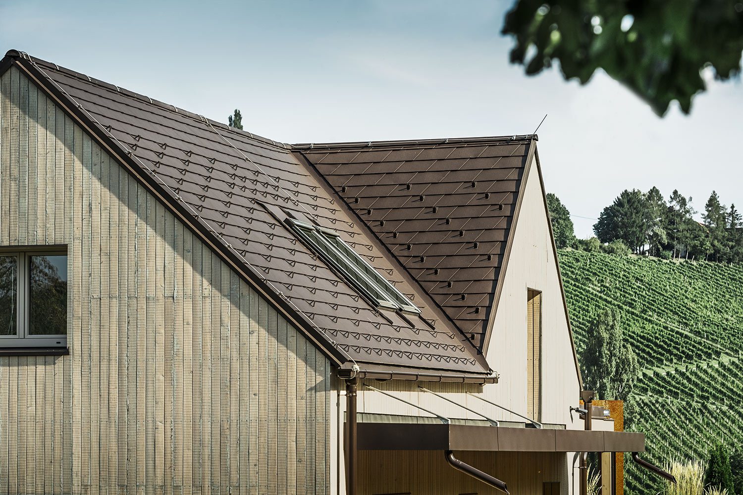 Referentni objekti PREFA Krovni sustavi Krovna šindra 11 P.10 orah smeđa