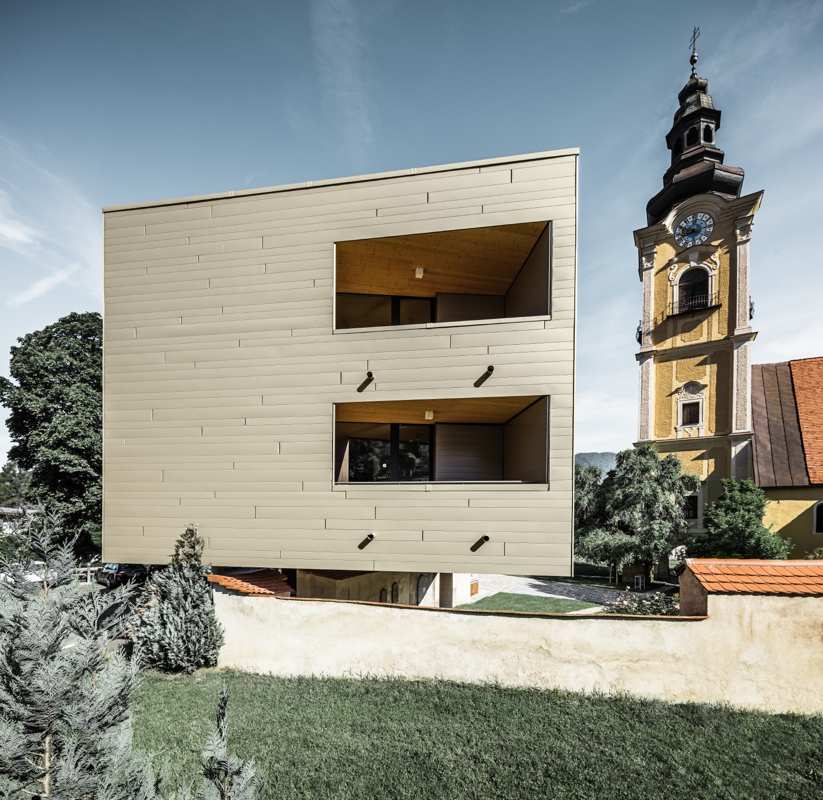 Poslovna zgrada tvrtke EMA, fasada je obložena aluminijskim kompozitnim pločama u boji bronce i antracit boji tvrtke PREFA.