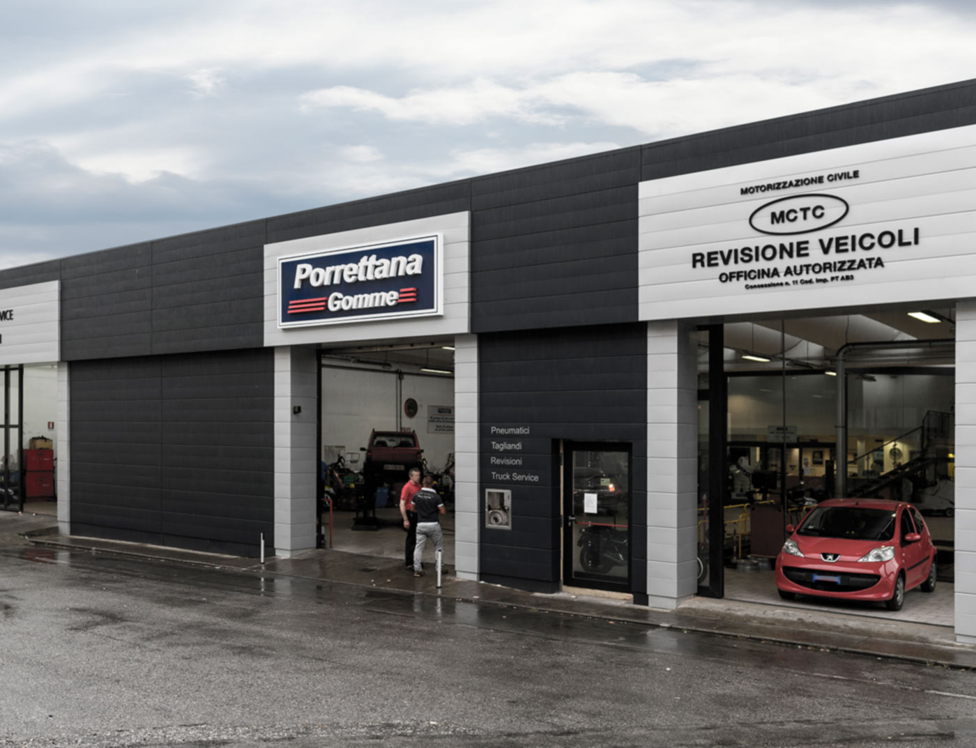 Autokuća s aluminijskom fasadom s PREFA fasadnim kazetama Siding u crno sivoj.