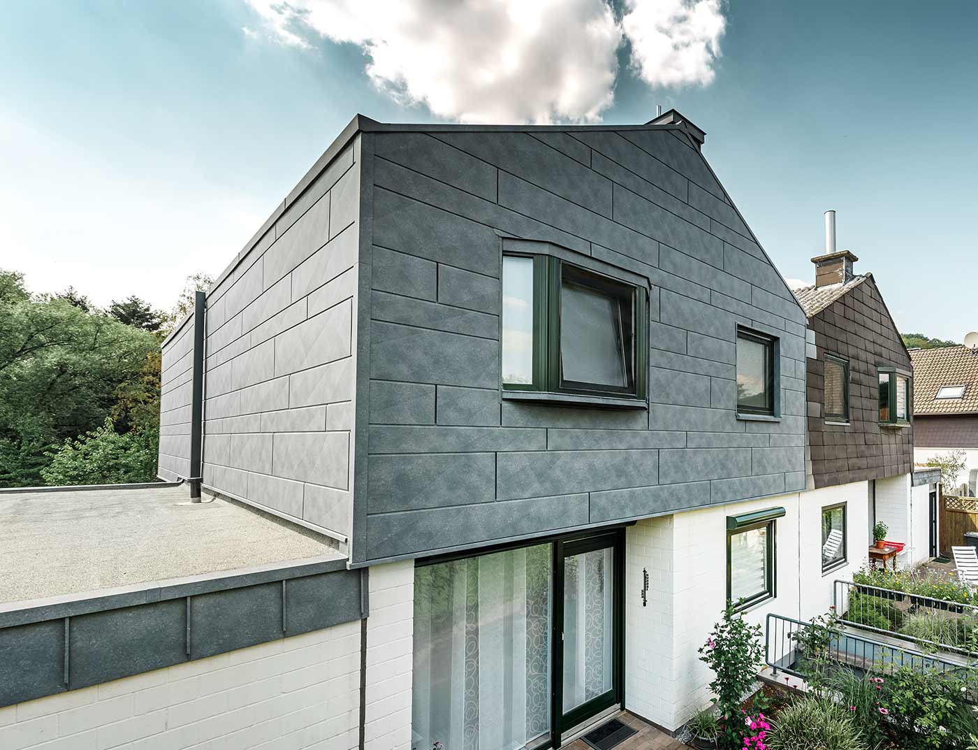 Sanacija fasade novim PREFA fasadnim panelom Siding.X u kameno sivoj.