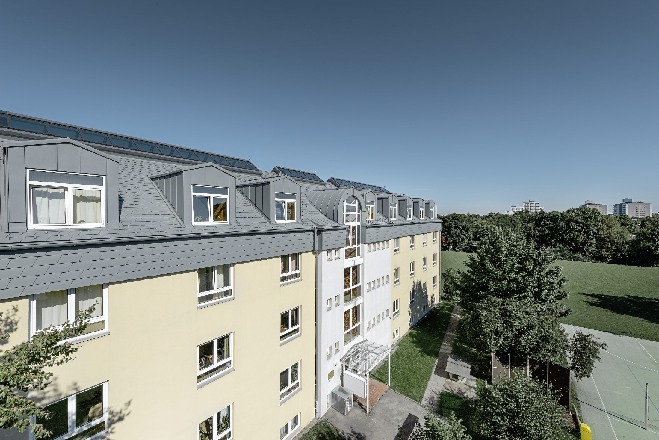 Referentni objekti PREFA Krovni sustavi Krovna šindra 07 P.10 svijetlo siva